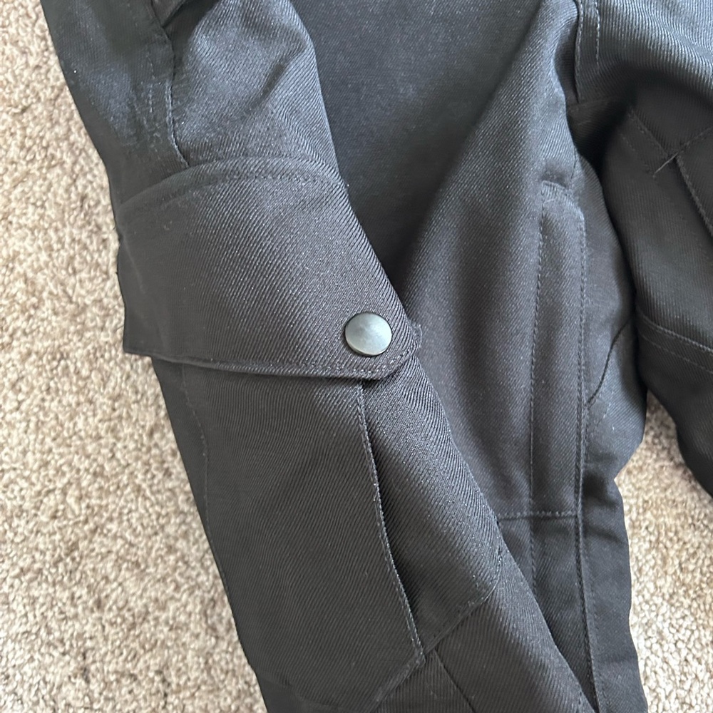 686 Black Snowboard Skiing Pants. Vents and cargo pockets. Waterproof and warm. - Picture 4 of 14